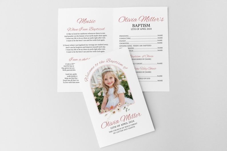 Puede incluir: Un programa de bautismo blanco con un borde floral rosa y una foto de una ni&ntilde;a peque&ntilde;a con un vestido blanco. El programa incluye el texto "Bautismo de Olivia Miller" y "12 de abril de 2024".