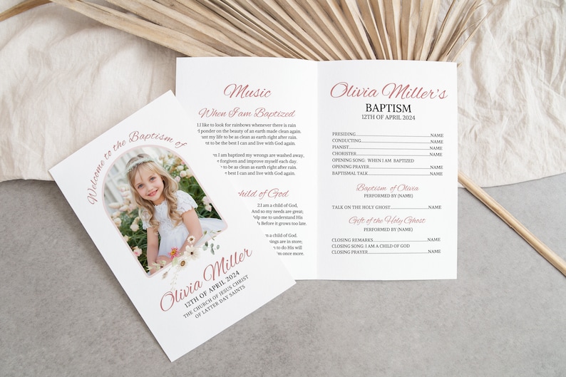 Puede incluir: Un programa blanco para una ceremonia de bautismo con un dise&ntilde;o floral rosa. El programa incluye el orden del servicio, el nombre de la persona que se bautiza y la fecha del bautismo. El programa tambi&eacute;n incluye una foto de la persona que se bautiza.