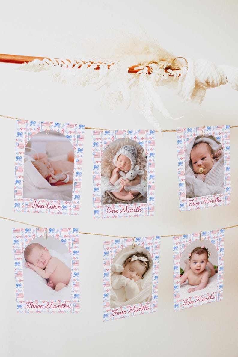 Pu&ograve; includere: Un banner fotografico per tappe fondamentali del bambino con sei cornici rettangolari. Ogni cornice ha un design patriottico rosso, bianco e blu e contiene una foto del bambino. I mesi sono etichettati: Neonato, Un mese, Due mesi, Tre mesi, Quattro mesi e Cinque mesi.
