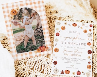 Op de afbeelding: Een uitnodiging en fotokaart voor de eerste verjaardag van een baby. De fotokaart heeft een gingham rand met bloemaccenten en een foto van een baby. De uitnodiging luidt "Our Little Pumpkin is Turning One" met evenementdetails.