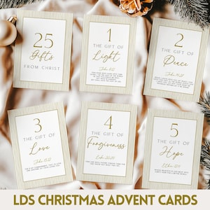Op de afbeelding: Een set van zes kerst adventskalenderkaarten met gouden tekst en een gestreepte rand. Elke kaart toont een nummer, een cadeautitel en een bijbelvers. De kaarten zijn gerangschikt op een witte stof met kerstversieringen. De tekst "LDS CHRISTMAS ADVENT CARDS" staat onderaan.