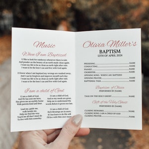 Puede incluir: Un folleto blanco con un t&iacute;tulo rosa "Bautismo de Olivia Miller" y la fecha "12 de abril de 2024". El folleto incluye un programa para la ceremonia de bautismo con secciones para m&uacute;sica, el bautismo de Olivia, una charla sobre el Esp&iacute;ritu Santo y el don del Esp&iacute;ritu Santo. El folleto tambi&eacute;n incluye las letras de dos canciones: "Cuando soy bautizado" y "Soy un hijo de Dios".