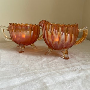 Vintage Ringelblumen irisierende Karneval Glas Imperial Säule und Flöte Design Fuß Milchkännchen / Krug & Zuckerschüssel seltenes Set Geschenk Karneval Glasfan