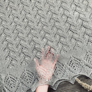 Handgebreide kanten sjaal van mohair: Estlandse bruidsomslag