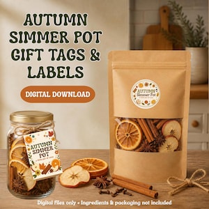 Op de afbeelding: Een glazen pot en een bruin papieren zakje gevuld met gedroogde sinaasappelschijfjes, kaneelstokjes en steranijs. De pot heeft een label en het zakje een sticker, beide met de tekst "AUTUMN SIMMER POT a little pot of cozy" en illustraties.