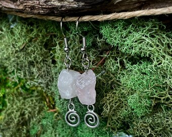 Kolczyki z kryształowej spirali: Kolczyki z ametystu i różowego kwarcu | Biżuteria dla miłośników natury | Biżuteria boho | Biżuteria hipisowska | Ręcznie robiony design