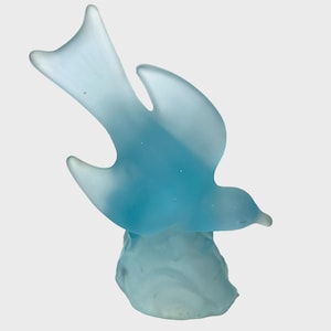 VINTAGE L.E. Smith frosted satin blue glass bird in flight figurine 8.5&quot;