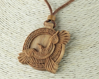 Collana con corvo in legno – Ciondolo in legno di ciliegio intagliato a mano, gioiello celtico con corvo