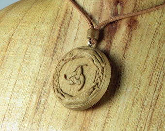 Collar de madera de Geri y Freki: colgante de lobos de la mitología nórdica