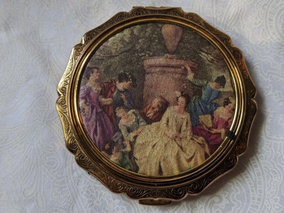 Sratton Compact 1950's, Renaissance Scene