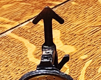 Vintage Die Cast Sacapuntas Inglés Time Clock