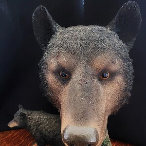 Vintage standbeeld wolfskop met een beer onder de wolfskop levende steenbeeldhouwer