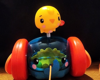 Vintage pájaro amarillo sobre elefante tirar juguete para un niño pequeño