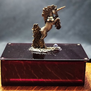 Caja de cartas de tarot de vidrio rojo vintage (nunca utilizada para una baraja) tiene un unicornio de peltre montado en la parte superior de la caja con gemas - ¡Hermoso trabajo de peltre!