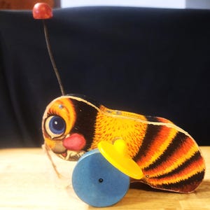 Vintage Fisher Price Buzy Bee Dragleksak (saknar en antenn)