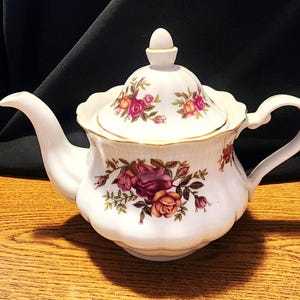 Teiera vintage bianca con rose rosa - Incredibile