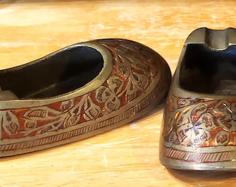 Cinzeiro em forma de sapato, vintage indiano, em latão esmaltado e entalhado, com desenho floral, década de 1950.