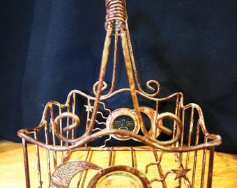 Cesta cuadrada de metal vintage de 6" x 6" con el sol y la luna en el lateral y un asa (8")