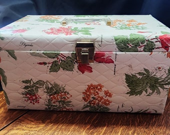 Valise vintage en matière plastique blanche et fleurie ou sac à couture 14x9x7
