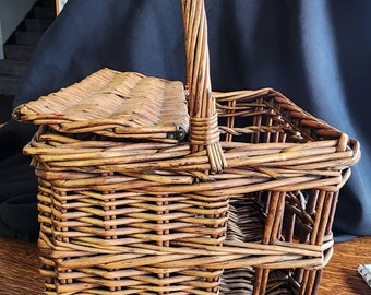 Vintage rieten vierkante mand met overdekte opbergruimte en open opbergruimte