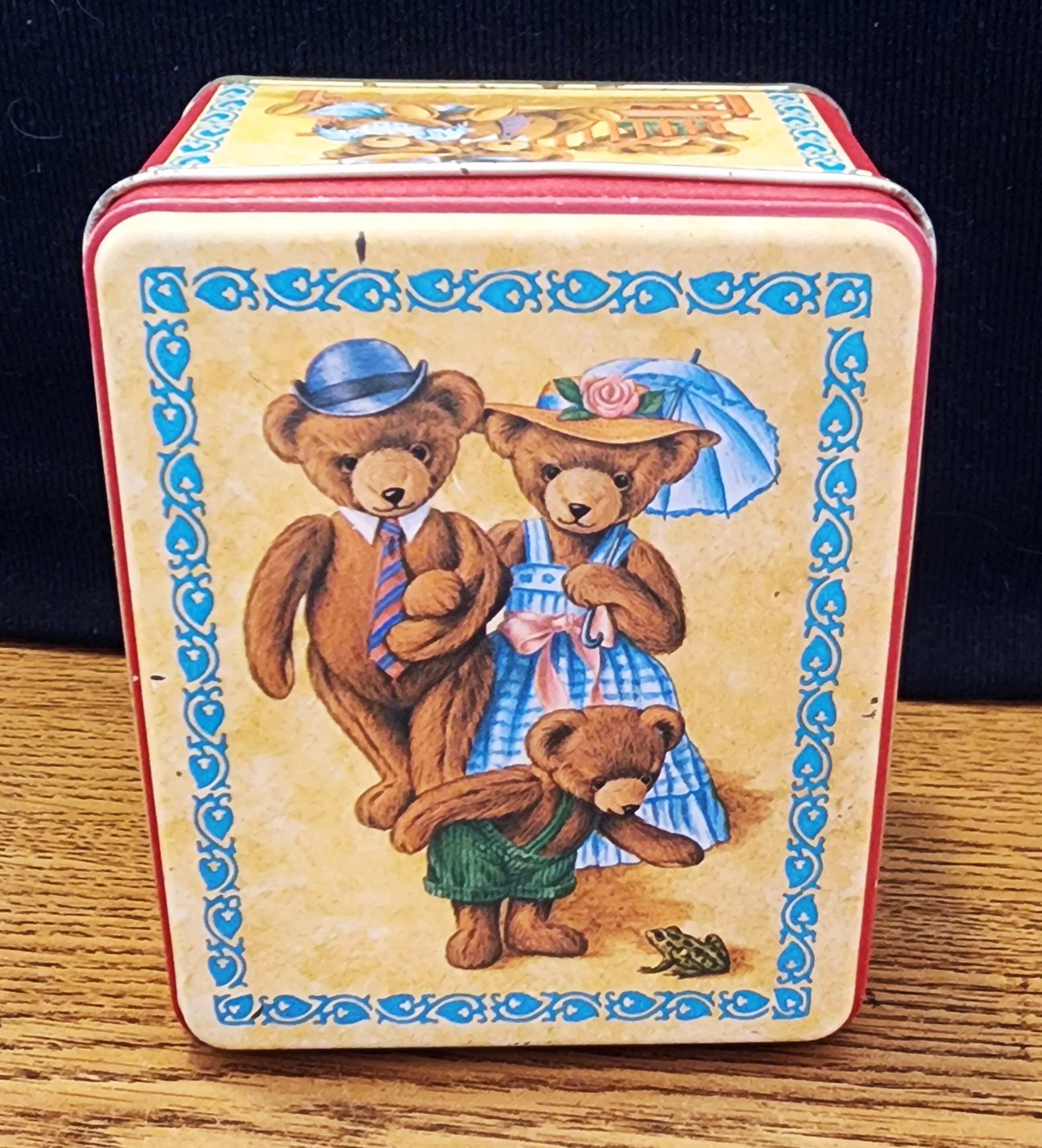 Vintage 5" x 4" x 3" 1984 Bears Petite Notes Tin