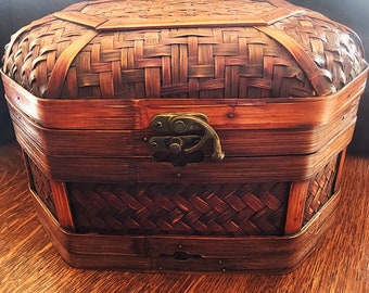 Vintage rieten en houten opbergruimte met gebogen bovenkant