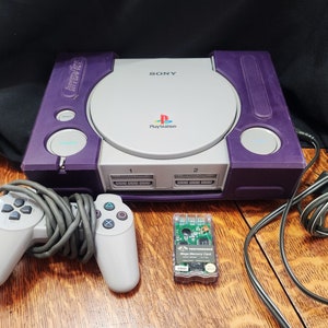 Vintage Sony Playstation 1 en Interact Purple Case con controlador, tarjeta de memoria