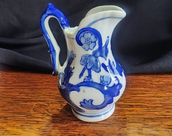 Vintage Silvestri 4&quot; Mini Blue & White Pitchers
