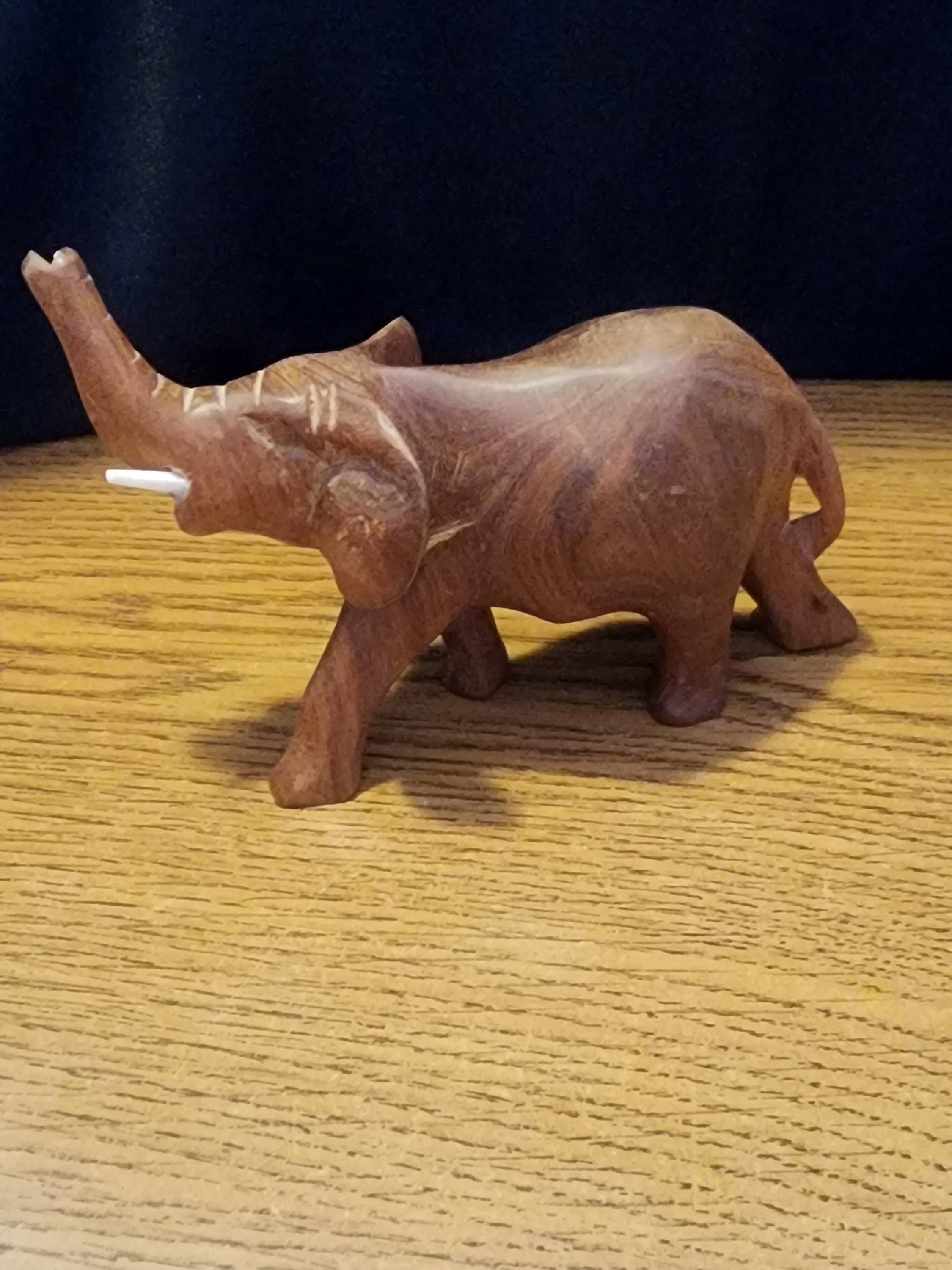 ヴィンテージの牙付き木彫り象 - Etsy 日本