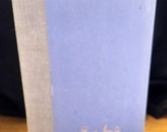 Puede incluir: Un libro de tapa dura azul con lomo blanco. El libro tiene una firma manuscrita en la portada.