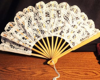 Weißer Vintage Battenburg Handfächer