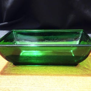 Maceta vintage de vidrio verde Napco de 8" x 4"