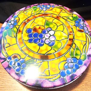 ブリキのようなヴィンテージの紫ステンドグラス