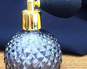 Vintage gerookte grijze parfumfles met ananasafwerking - geweldig!