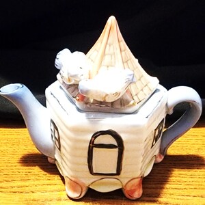 Vintage Porzellan Sechseck geformte Miniatur Teekanne mit Drosseln auf dem Deckel - bezaubernd