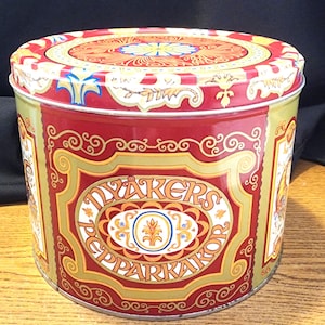 Vintage 7&quot; x 5 1/2&quot; Christmas Cookie Tin