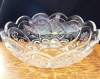 Cuenco de cristal con relieve festoneado de 8" x 3" de Vintage Studios