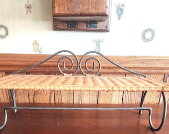 Vintage rieten en metalen plank: 18 x 8 1/2 inch met staaf