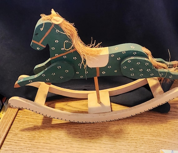 Caballo balancín de madera antiguo hecho a mano con traje verde