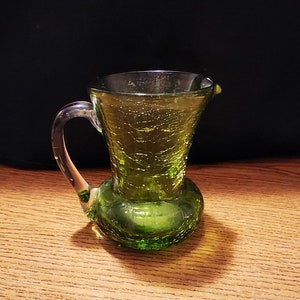 Brocca vintage in vetro verde craquelé da 3 3/4&quot; - bellissima