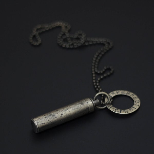 Personalisierte / personalisierte Vintage Style Distressed Messing Secret Stash Vial Kugel Kapsel Anhänger mit gravierter benutzerdefinierter Dog Tag Halskette