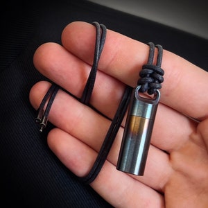 Collana con ciondolo a forma di urna con fiala per pillole in acciaio inossidabile perlato arcobaleno e cordino in pelle / EDC / Uso quotidiano