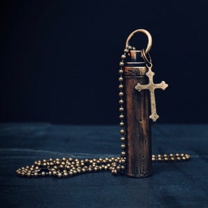 Colgante de cápsula de bala con vial secreto de latón macizo envejecido y dije de crucifijo con cadena de bolas