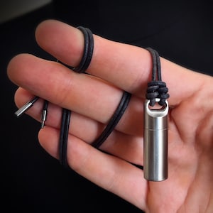 つや消しマットステンレススチール製小型ピルバイアル ショットガンシェルカプセル スタッシュ 壷ペンダント レザーロープコードネックレス付き / EDC / 日常持ち歩き