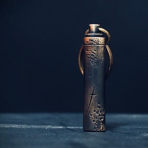 Stark beschädigte Messing Kugel Pille Flasche Stash Kapsel Schlüsselanhänger / Schlüsselring / Survival EDC / Streichholzschachtel