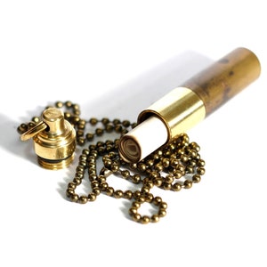 Kontrastreich polierte Messing Pillendose Fläschchen Bullet Capsule Stash Anhänger & passende Halskette / Asche / Container / Medikamente / Pillen / EDC