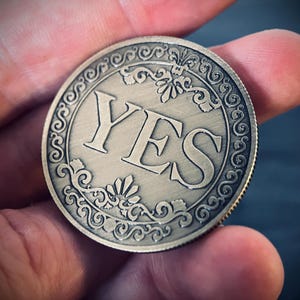 Utsmyckat mässingsbeslutsmynt: Tur JA/NEJ ficktillbehör