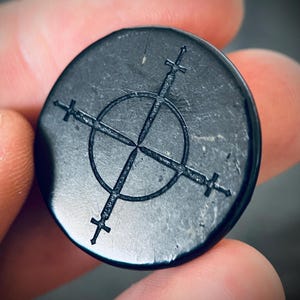 Naturalny czarny szungitowy telefon komórkowy blokujący pole elektromagnetyczne naklejka okrągła z wygrawerowanym okrągłym symbolem miecza stołowego