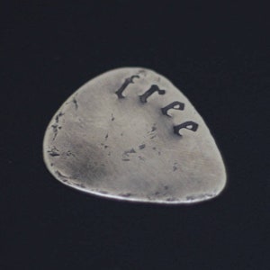 "Personalisierter beunruhigter Messing-Gitarren-Plektrum mit eingraviertem Schriftzug in ""altem Englisch"" / Name / Initialen / I.D (wählen Sie Ihren eigenen Text)"
