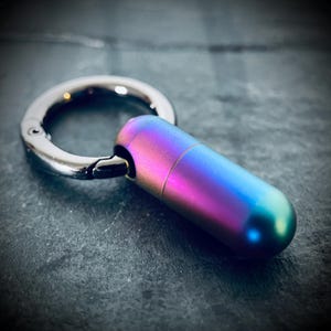 Arc-en-ciel nacré en titane vieilli, capsule étanche pour pilules, porte-clés / porte-clés / mousqueton / EDC de survie / récipient / poche